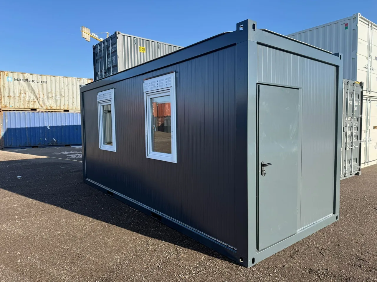 Anthrazitfarbener Bürocontainer mit Fenstern und Eingangstür